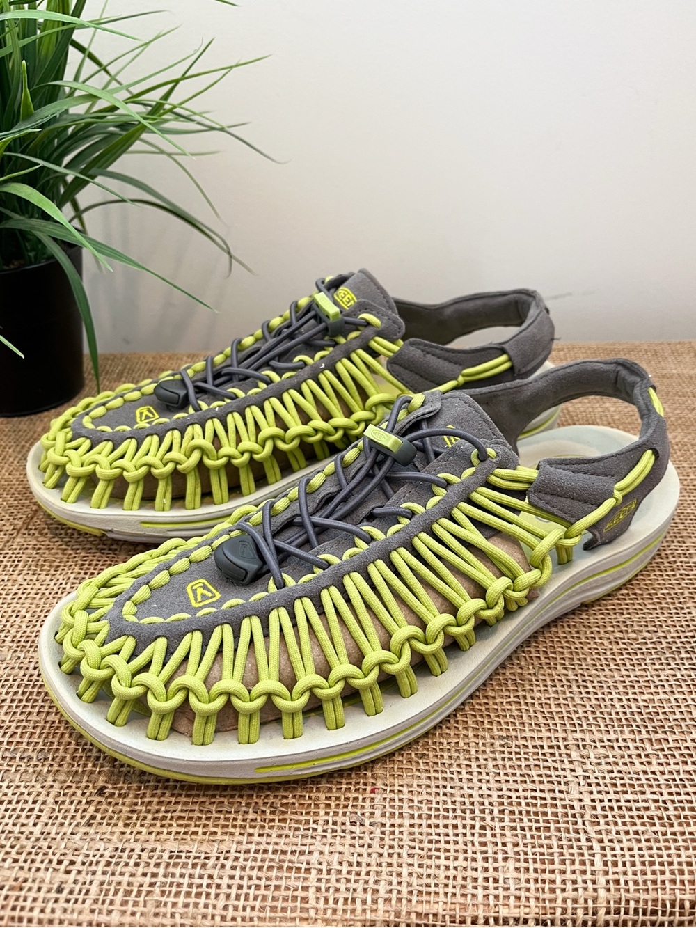 Keen UNEEK Suede Woven Sandals Size 9